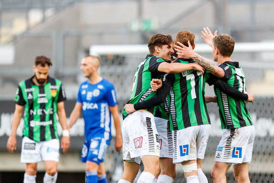 GAIS Julius Lindberg jublar med lagkamrater