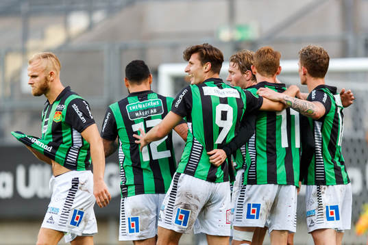 GAIS Julius Lindberg jublar med lagkamrater