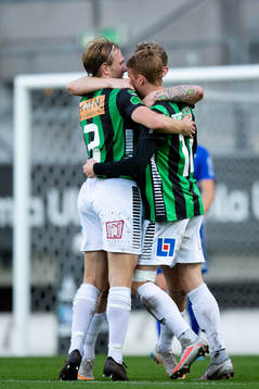 GAIS Julius Lindberg jublar med lagkamrater