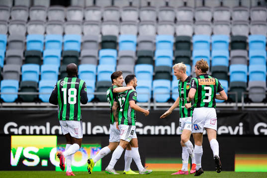 GAIS Richard Yarsuvat jublar med lagkamrater framför tomma