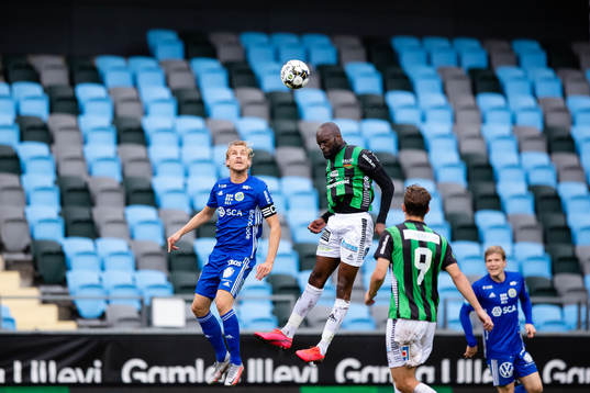 Sundsvalls Pontus Engblom och GAIS Boris Lumbana i nickduell