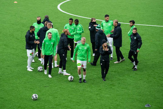 Västerås spelare värmer upp