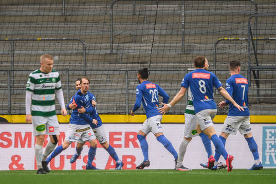 Norrbys Robin Strömberg jublar med lagkamrater