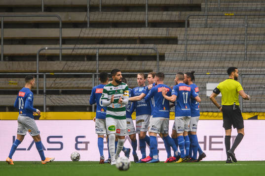 Norrbys Robin Strömberg jublar med lagkamrater