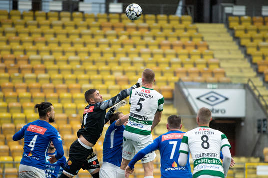 Norrbys målvakt Mergim Krasniqi boxar bort bollen