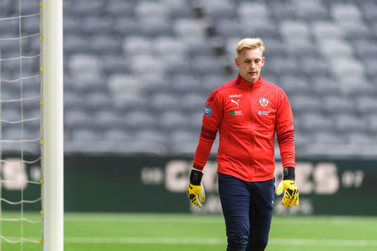 Helsingborgs målvakt Ian Pettersson värmer upp