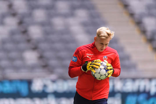 Helsingborgs målvakt Ian Pettersson värmer upp