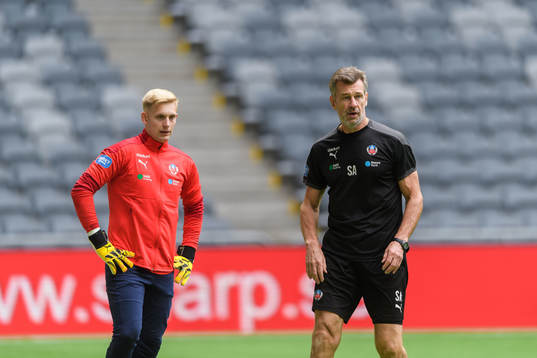 Helsingborgs målvakt Ian Pettersson värmer upp