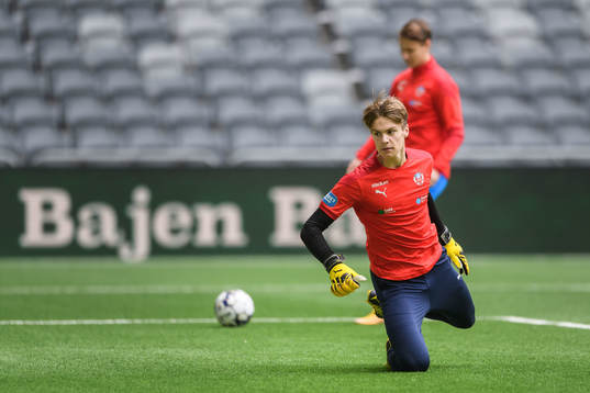 Helsingborgs målvakt Nils Arvidsson värmer upp