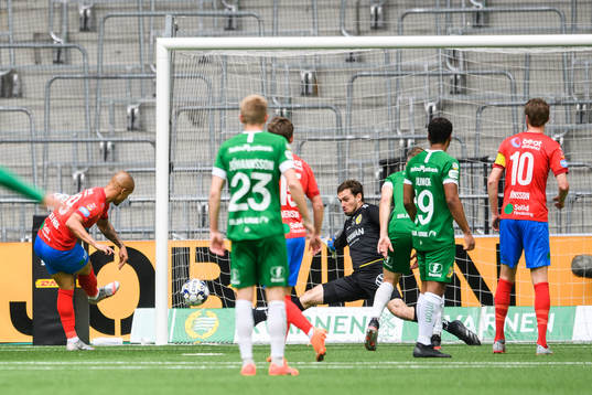 Helsingborgs Alhaji Gero med en målchans på Hammarbys