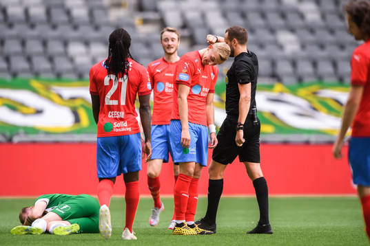 Helsingborgs Jakob Voelkerling Persson reagerar på domare