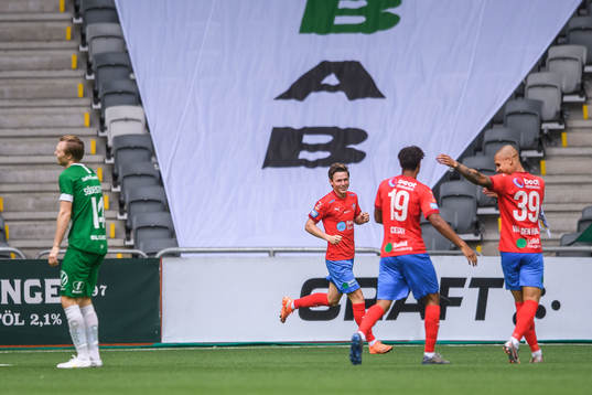 Helsingborgs Max Svensson jublar med lagkamrater