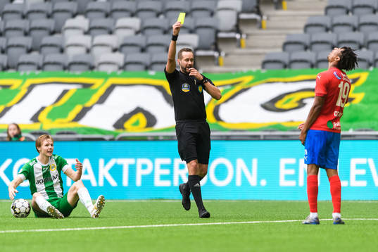 Helsingborgs Joseph Ceesay tilldelas en varning av domare
