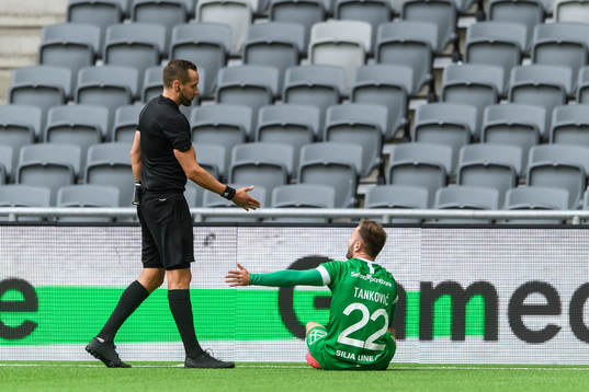 Domare Victor Wolf och Hammarbys Muamer Tankovic