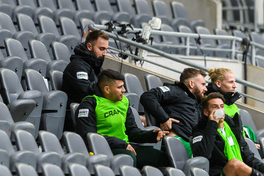 Hammarbys Muamer Tankovic på bänken med Paulinho, Simon