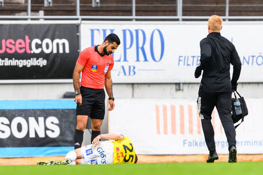 Falkenbergs Tobias Englund ses till av domare Mohammed