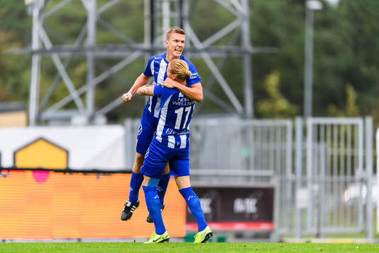 IFK Göteborgs Pontus Wernbloom jublar med Alexander