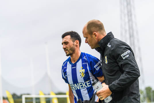 IFK Göteborgs Giorgi Kharaishvili lämnar planen