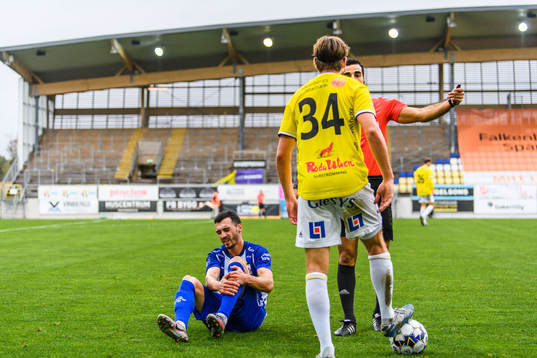 IFK Göteborgs Giorgi Kharaishvili har ont medan domare