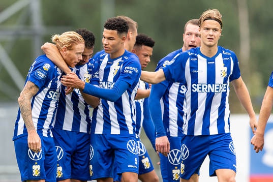 IFK Göteborgs Alexander Farnerud jublar med lagkamrater