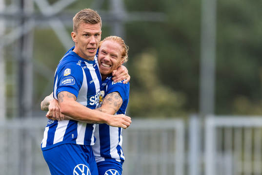 IFK Göteborgs Alexander Farnerud jublar med Pontus