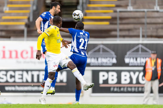 IFK Göteborgs André Calisir och Falkenbergs Nsima Peter