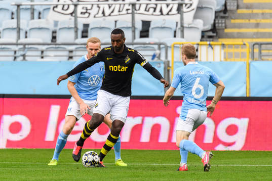 s Henok Goitom mot Malmö FFs Franz Brorsson och Oscar