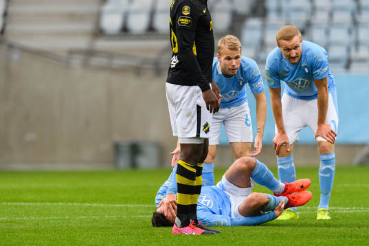 Malmö FFs Erdal Rakip har ont och ses om av Oscar Lewicki
