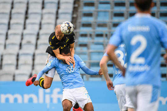 s  Per Karlsson och Malmö FFs Isaac Kiese Thelin