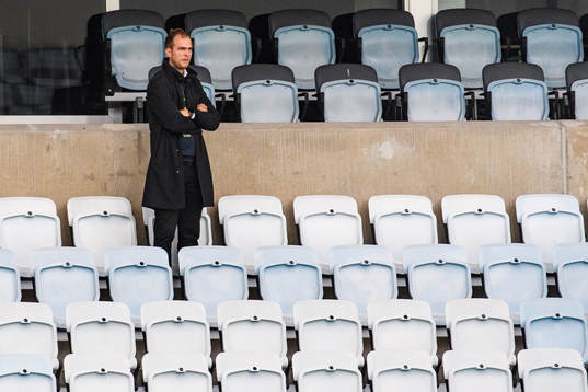 s sportchef Henrik Jurelius på läktaren
