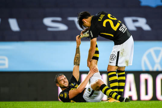s Eric Kahl hjälper Filip Rogic att stretcha