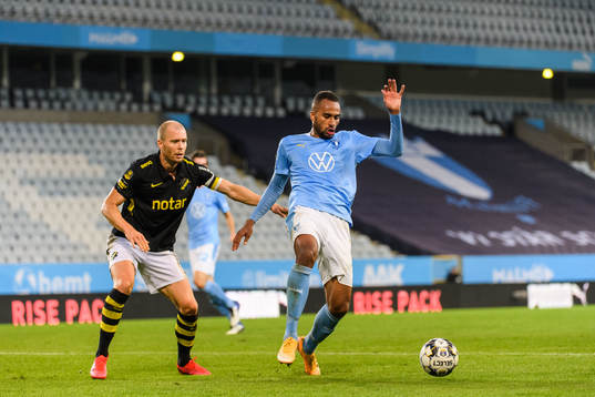 s Per Karlsson och Malmö FFs Isaac Kiese Thelin