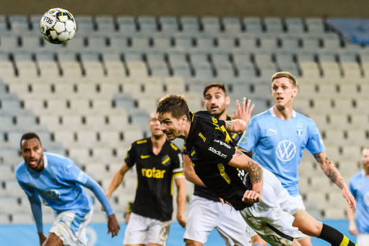s Mikael Lustig framför Malmö FFs Sören Rieks och Isaac