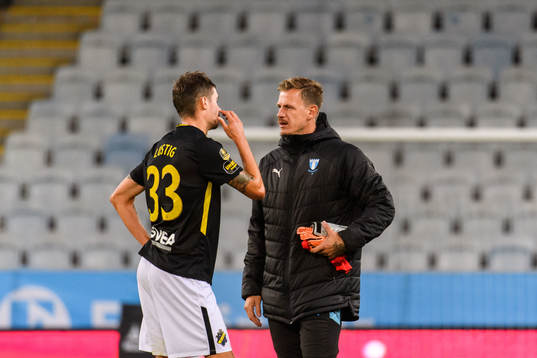 s Mikael Lustig i samtal med Malmö FFs målvakt Johan