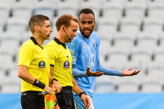Malmö FFs Isaac Kiese Thelin diskuterar med domare