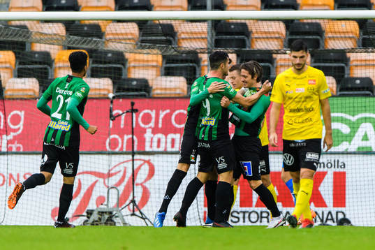 Varbergs Robin Book jublar med lagkamrater