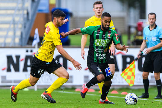 Mjällbys Besard Sabovic och Varbergs Junes Barny