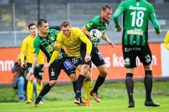 Varbergs Jon Birkfeldt och Albert Ejupi mot Mjällbys Jacob
