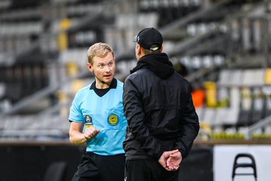 Domare Fredrik Klitte i diskussion med Mjällbys tränare