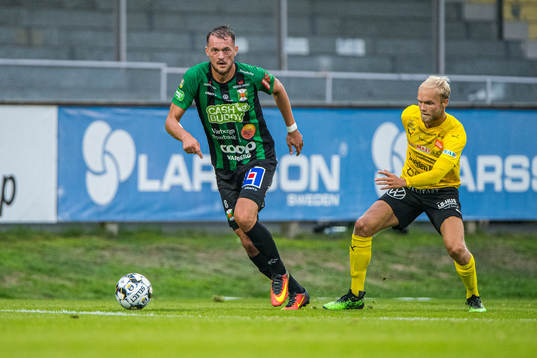 Varbergs Albert Ejupi  och Mjällbys Viktor Gustafson