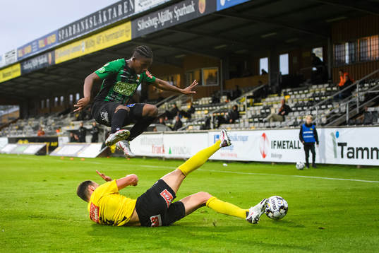 Mjällbys Max Watson och Varbergs Adama Fofana