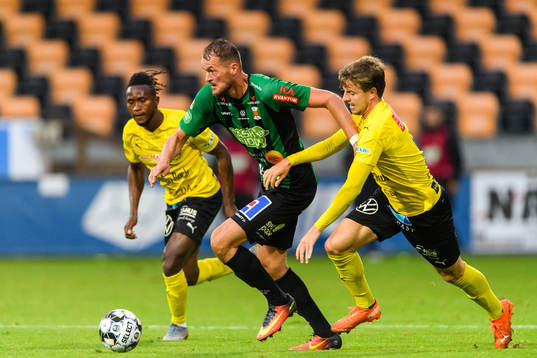 Varbergs Albert Ejupi mot Mjällbys Joel Nilsson och Mamudo