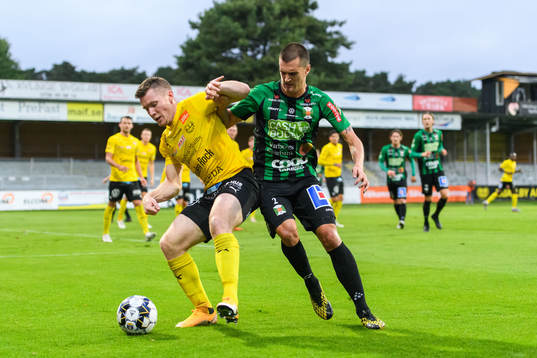 Mjällbys Viktor Agardius och Varbergs Jon Birkfeldt