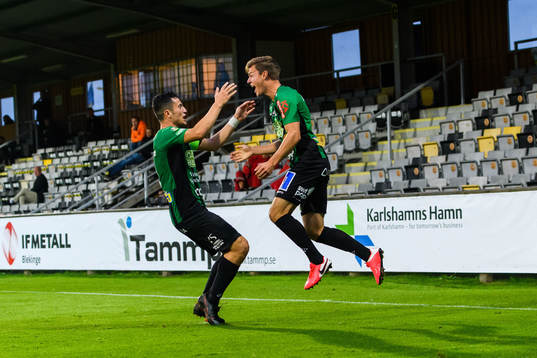 Varbergs Albin Winbo jublar med Astrit Seljmani