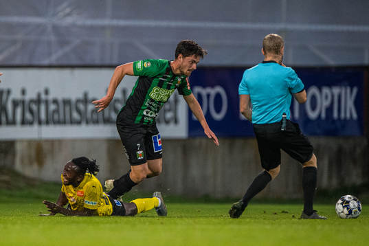 Varbergs Robin Tranberg  och Mjällbys Mamudo Moro