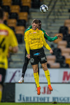 Mjällbys Jacob Bergström  och VarbergsGideon Mensah