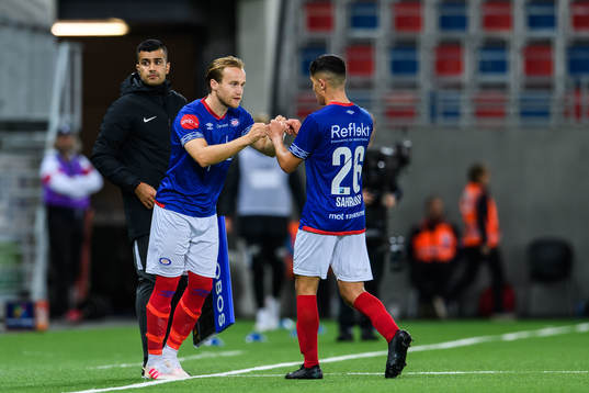 Bård Finne changes with Osame Sahraoui of Vålerenga