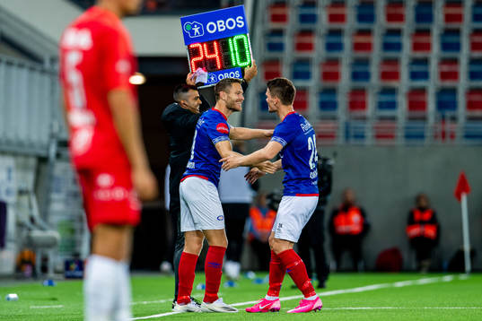 Matthías Vilhjálmsson of Vålerenga comes