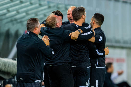 Dag-Eilev Fagermo, head coach of Vålerenga, celebrates
