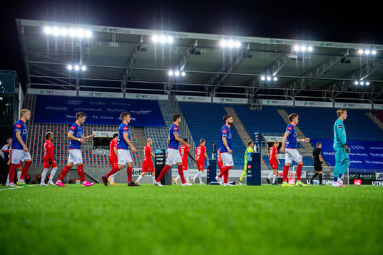 Magnus Lekven and the players of Vålerenga enter the pitch